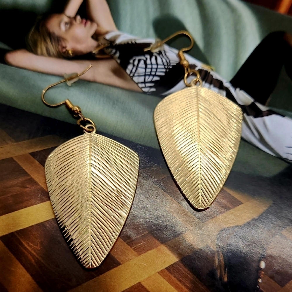 NWT Leaf Motif Grooved Drop Gold Earrings